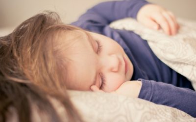 Grasse matinée chez l’enfant : bonne ou mauvaise idée ?